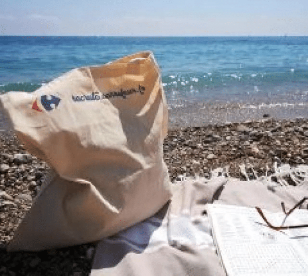 Sac carrefour sur une Plage