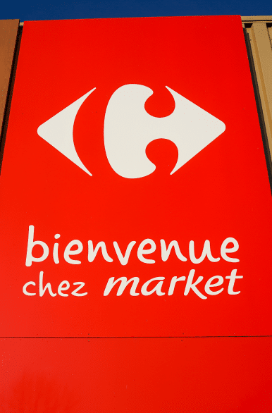 Logo Carrefour Market sur une façade