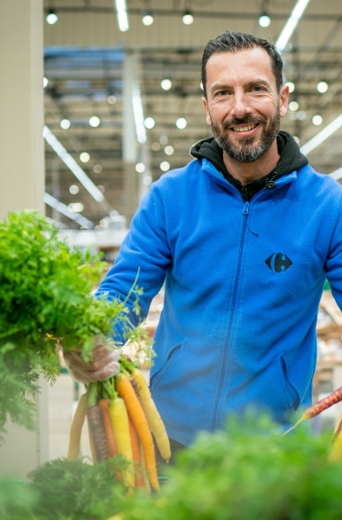 Employé de rayon au rayon fruit et légume