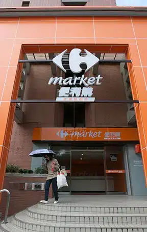 Façade d'un Carrefour à l'international