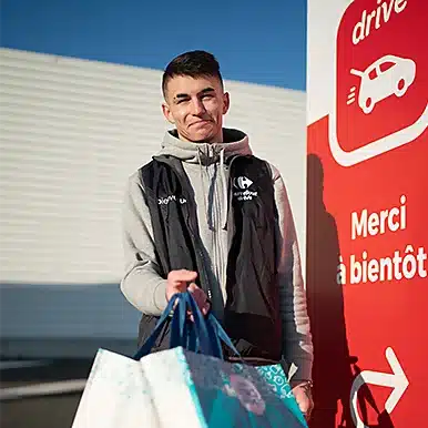 Collaborateur préparant une commande Drive, Carrefour Market