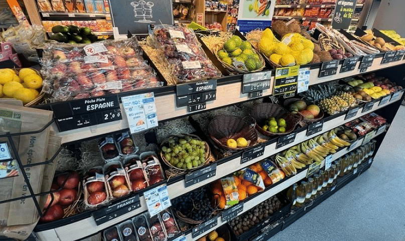Rayon fruits et légumes d'un magasin Carrefour