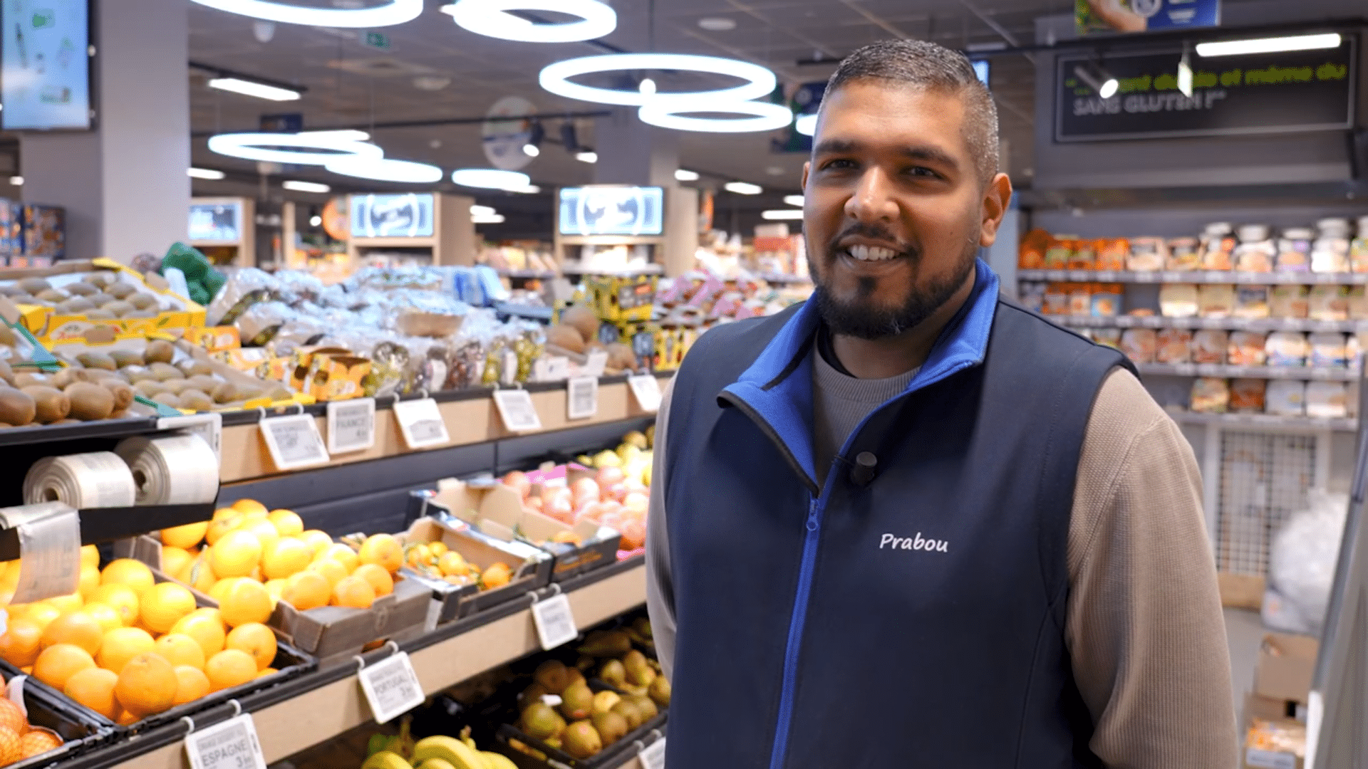 Prabou, locataire-gérant d'un magasin Carrefour City, devant les rayons de son magasin