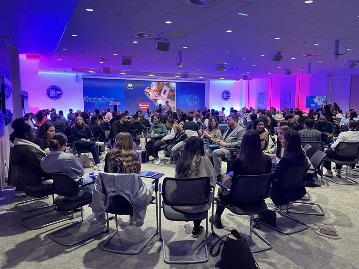 Session d'intégration des alternants dans l'auditorium de Massy