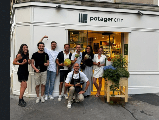 Collaborateurs Potager City devant la façade de leur magasin à Nantes