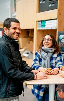 Deux collaborateurs PROMOCASH entrain de boire un café en riant