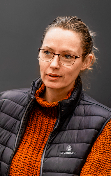 Collaboratrice PROMOCASH femme avec une doudoune noir et le logo Promocash
