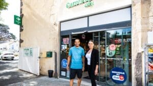 Mélanie et Thomas se tenant devant leur carrefour City