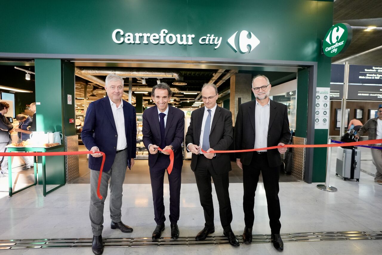 Équipe réunie devant un magasin Carrefour City