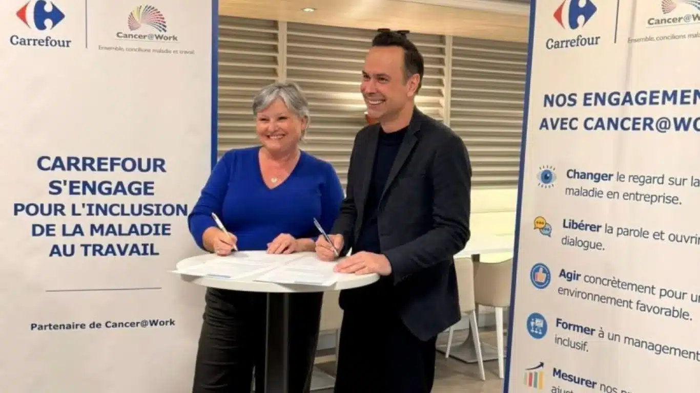 Photo montrant la signature du partenariat avec Cancer@work